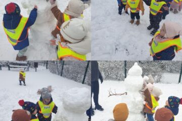 skrzaty bawią się na śniegu